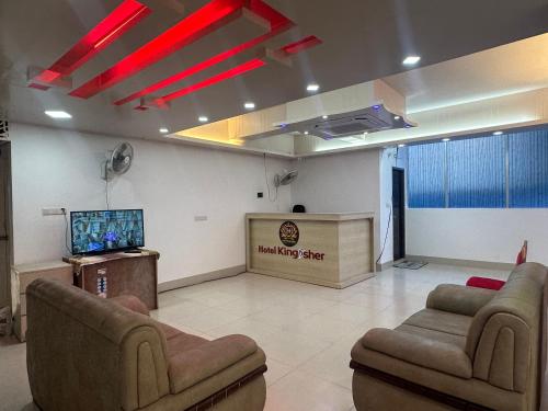 巴里沙尔Hotel Kingfisher - Barishal的一间设有两张沙发和一台电视的等候室