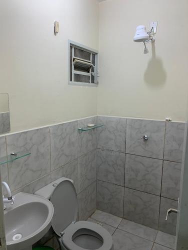 巴西利亚102 verão kit exclusiva的一间带卫生间和水槽的浴室