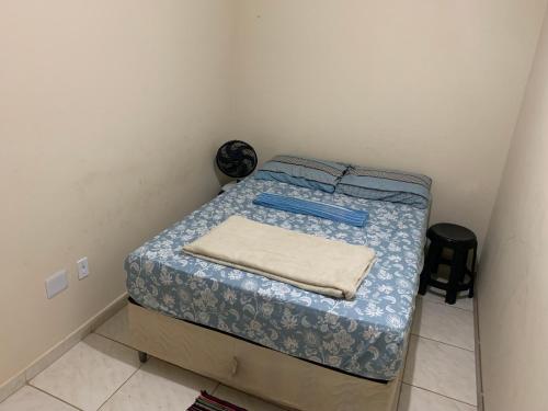 巴西利亚102 verão kit exclusiva的小卧室配有一张带蓝色床单的小床