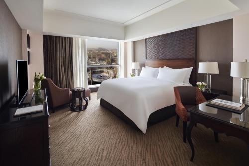 麦加麦加皇家钟楼费尔蒙酒店的酒店客房设有一张大床和一张书桌。