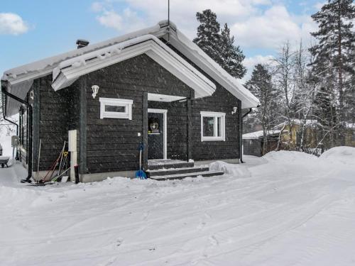 韦克叙Holiday Home Villa lagerlöf by Interhome的雪上的小小屋,有门