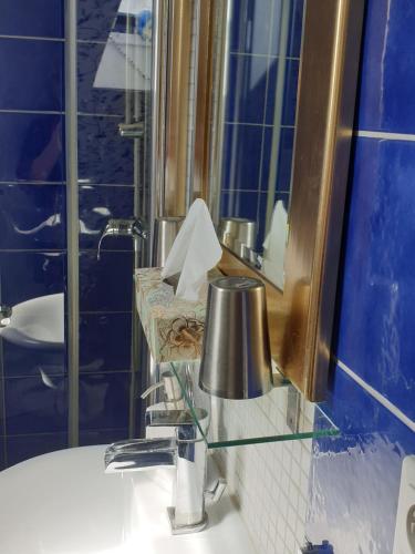 哈雷威斯特法伦Rosindell cottage的浴室设有水槽、镜子和牙刷