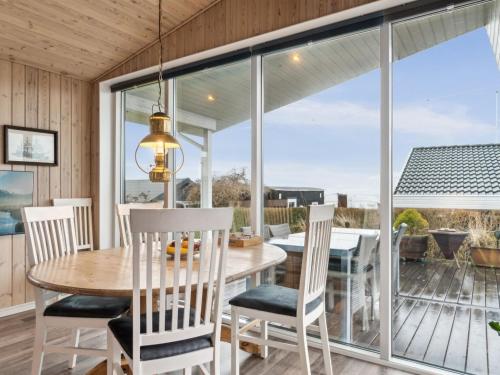 伦德Holiday Home Gyrid - 150m from the sea in Djursland and Mols by Interhome的一间带桌椅的用餐室