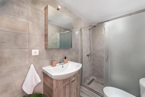 塞奥洛戈斯M&K Traditional House的一间带水槽和淋浴的浴室