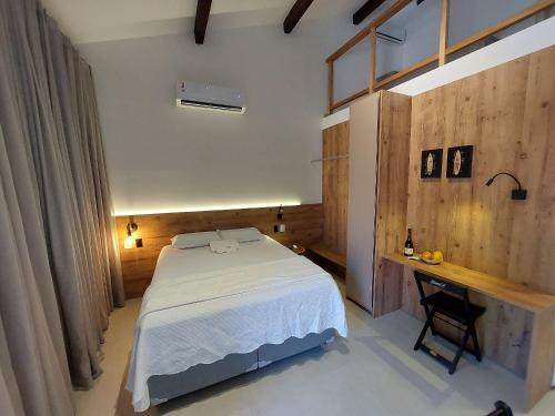 伊塔卡雷Estilo Itacaré best location的卧室配有白色的床和书桌