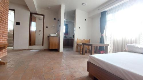 帕坦Bishram Homes的一间卧室配有一张床铺和一张桌子,还有一间浴室