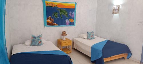 拉斯特拉纳斯Casa Giò的一间卧室设有两张床,墙上挂着一幅画