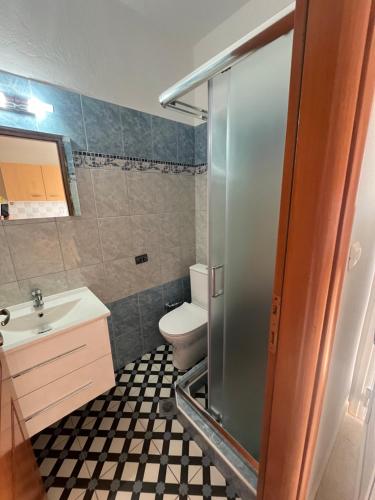 奥马斯帕纳吉亚斯Sofia & Lakis House的一间带卫生间和水槽的浴室
