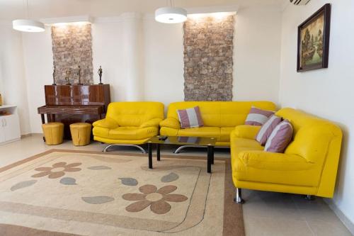 卡斯特利翁-德拉普拉纳Casa Moderna cerca de la PLAYA的客厅配有两张黄色的沙发和一张桌子