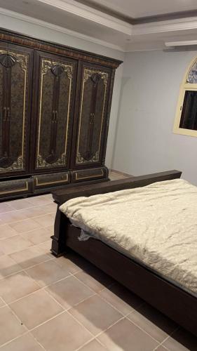麦地那شقة فندقية的一间卧室配有一张床和一个木制橱柜