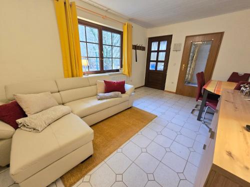 普劳西Haus Seezeit的客厅配有沙发和桌子