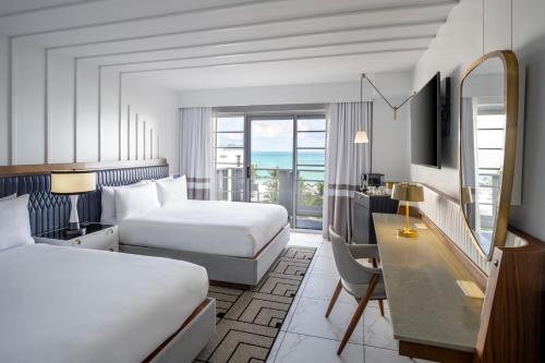 迈阿密海滩凯迪拉克签名系列酒店及海滩俱乐部的酒店客房配有两张床和一张书桌