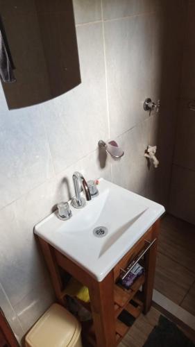 Puerto BossettiCabañas Aliwen的一间带水槽和卫生间的浴室