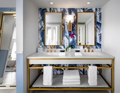 迈阿密海滩凯迪拉克签名系列酒店及海滩俱乐部的浴室设有2个水槽和2面镜子