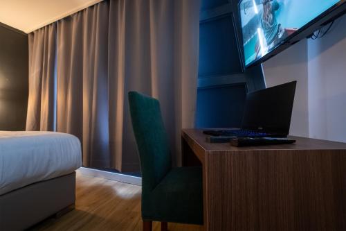 霍夫多普MA Airport Hotel的酒店的客房配有一张带笔记本电脑的书桌