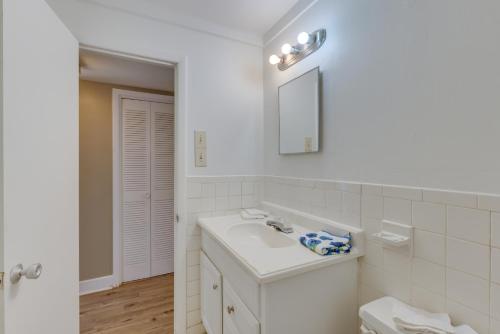 蒙哥马利Montgomery Home in Garden District 2 Mi to Dtwn!的白色的浴室设有水槽和镜子