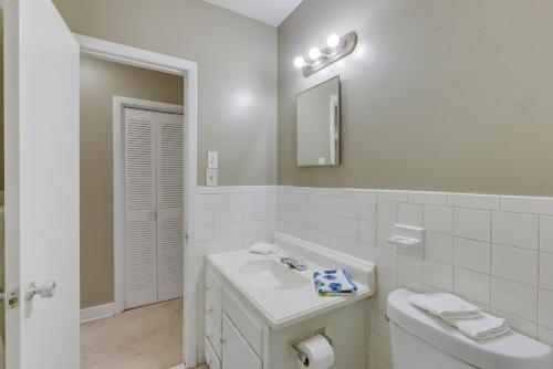 蒙哥马利Garden District Home Near Downtown Montgomery的白色的浴室设有水槽和镜子