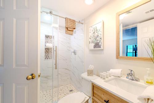 莱克哈莫尼Mystic Sunrise的带淋浴、卫生间和盥洗盆的浴室