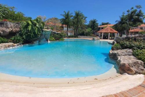 圣佩德罗-德马科里斯Apartamento moderno, guabaverry的后院里一个蓝色的大游泳池