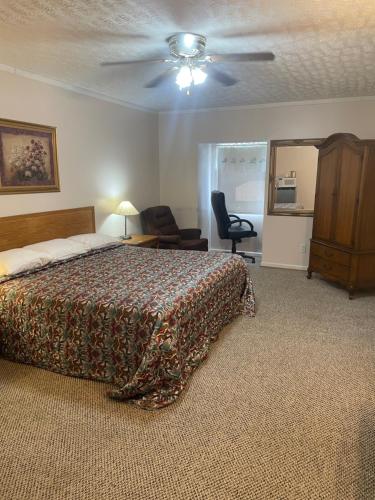 马吉谷The Valley Inn的一间卧室配有一张床和吊扇