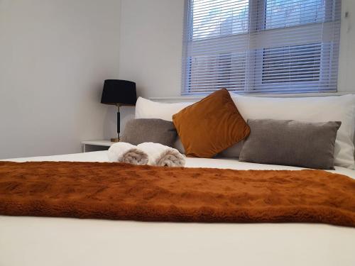 格雷斯瑟罗克Stunning 1 King bed cabin in Grays的一只白色的狗躺在床上