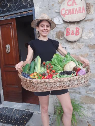 波雷塔泰尔梅Cà Gennara Agri B&B的女人拿着一篮子蔬菜