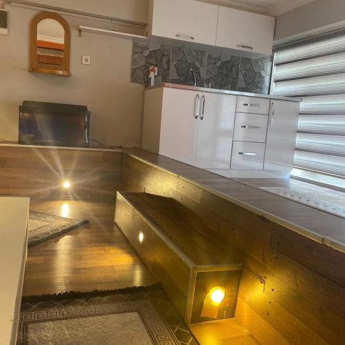 KonakSmirnapalasapartotel的厨房配有木制台面和冰箱