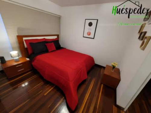 加拉加斯Hermoso 1Hab+2baños apartamento en el Bosque,Ccs的一间卧室配有一张带红色毯子的床