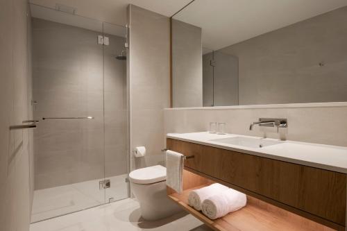 弗里曼特Courtyard by Marriott Perth Murdoch的一间带水槽、卫生间和淋浴的浴室