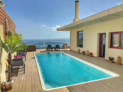RodhiáVilla Balcony, Cozy Villa with Amazing View的房屋甲板上的游泳池