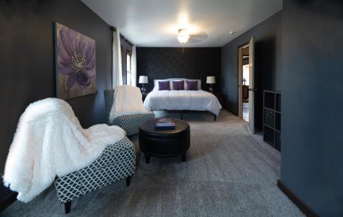 迪比克Near Sundown Mountain and Chestnut Mountain Resorts的一间卧室配有一张床、一张沙发和一张桌子