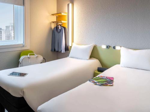 沙朗通勒蓬巴黎博泰赛宜必思快捷酒店的两张睡床彼此相邻,位于一个房间里