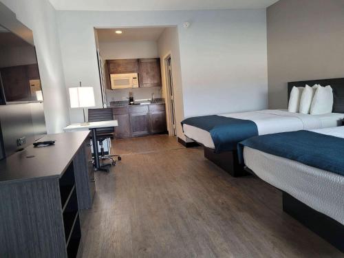 GonzalesStudio 6 Gonzales TX的酒店客房配有两张床和一张书桌