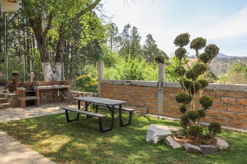 卡尔波镇ValZur Hospedaje: Suite Arces的野餐桌和院子内的长凳