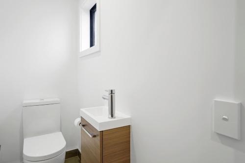 Albert TownWanaka Riverside serviced apartments by BCR Stays的白色的浴室设有卫生间和水槽。