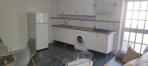 阿里纳斯Ático en arenas de malaga的一间厨房,在房间内配有洗衣机和烘干机
