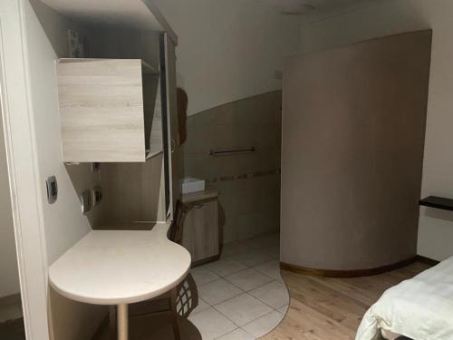 温特和克Hotel Pension Moni的小房间设有一张床和一张白色椅子