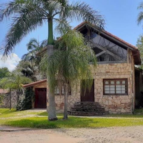圣贝纳迪诺Cabaña Las Palmeras的前面有棕榈树的房子
