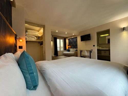 巴黎蒙马特国家酒店的卧室配有带蓝色枕头的大型白色床