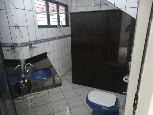 帕尔马斯Pedroca Hostel的浴室设有蓝色的卫生间和水槽。