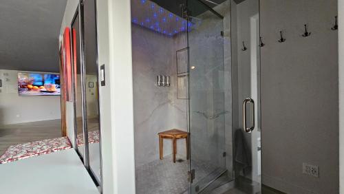 拉斯维加斯LVStripHouse JC406 - Modern Superior Studio Condo - Sleeps 6的浴室设有木制凳子和淋浴