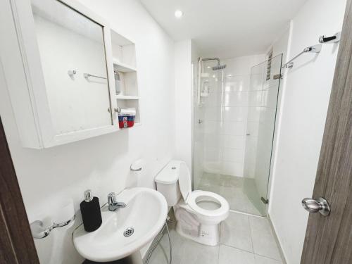 巴兰基亚Apt AA 15min CC B/Vista low cost的浴室配有卫生间、盥洗盆和淋浴。