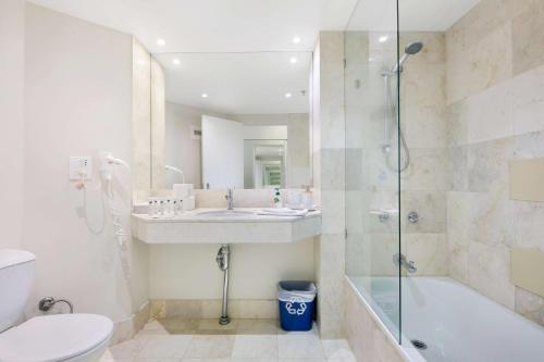 黄金海岸Sleek and Central Studio Apartment的一间带水槽、淋浴和卫生间的浴室