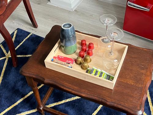 奈梅亨De Bronzen Koets的一张桌子,上面放有两杯酒杯和盘子,上面放有多米诺