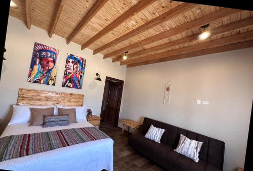 恩塞纳达港Grape Valley Old West Cabins的一间卧室配有一张床和一张沙发