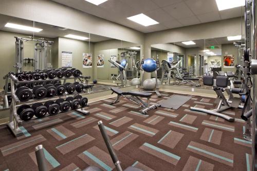 拉海纳OUTRIGGER Honua Kai Resort and Spa的健身房,带举重器材的健身房