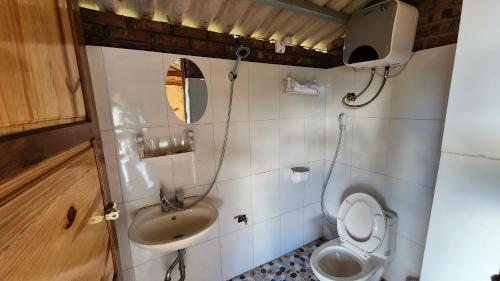 Mù Cang ChảiSee bungalow的一间带卫生间和水槽的小浴室