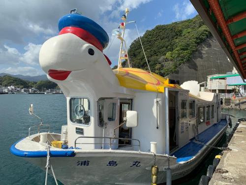 胜浦市浦岛酒店的前面有一条有大狗的船