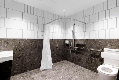 克罗纳拉Quest Woolooware Bay的带淋浴和卫生间的浴室