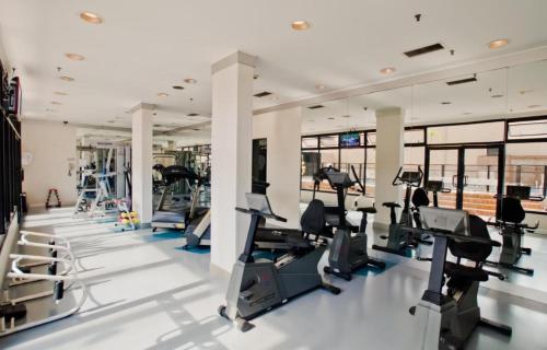 圣保罗Flat de Luxo Aeroporto Congonhas - Hotel eSuites的健身房设有数台跑步机和有氧运动器材